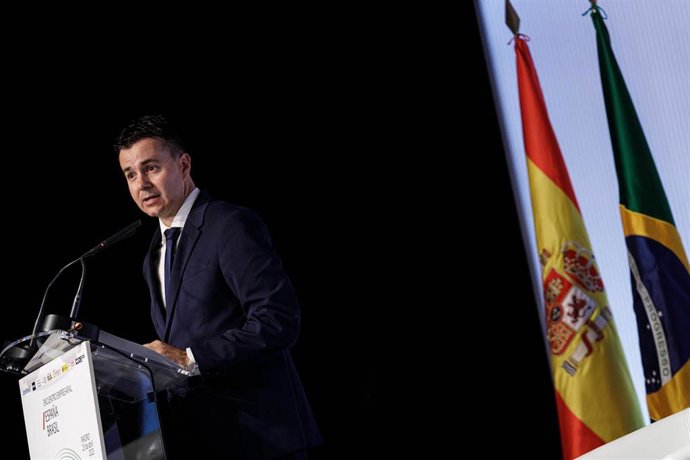El ministro de Industria, Comercio y Turismo, Héctor Gómez, interviene durante la clausura del Encuentro Empresarial España-Brasil, en Casa de América, a 25 de abril de 2023, en Madrid (España)
