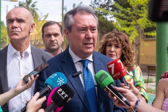 El secretario general del PSOE-A, Juan Espadas, atiende a los medios de comunicación, a 3 de mayo de 2023, en Sevilla, (Andalucía, España). El secretario general del PSOE-A, Juan Espadas, y el candidato socialista a la Alcaldía, Antonio Muñoz, atienden 