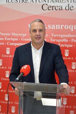 Archivo - Ruiz Boix en rueda de prensa en el Ayuntamiento de San Roque.