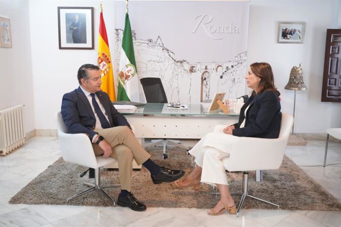 El consejero de la Presidencia, Interior, Diálogo Social y Simplificación Administrativa, Antonio Sanz,  junto con la alcaldesa de Ronda, María de la Paz Fernández en un acto