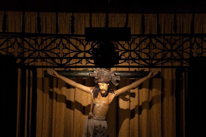 Imagen del Santo Cristo de Lepanto de la Catedral de Barcelona después de las tareas de recuperación de la antigua policromía del siglo XIX que se escondía detrás de una capa negra de humo, barnices y suciedad acumulada en los últimos 120 años