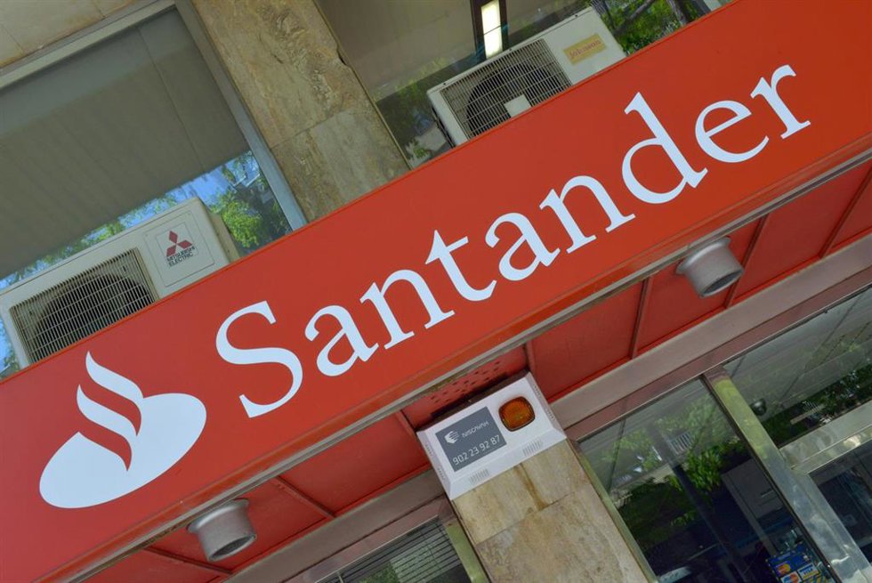 Archivo - FILED - 30 April 2013, Spain, Barcelona: The logo of the Spanish bank Santander can be seen. Santander has announced that it is acquiring Wirecard's core business after the German payment services firm imploded in a massive fraud scandal. Phot