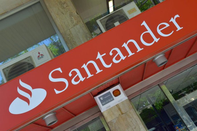 Archivo - FILED - 30 April 2013, Spain, Barcelona: The logo of the Spanish bank Santander can be seen. Santander has announced that it is acquiring Wirecard's core business after the German payment services firm imploded in a massive fraud scandal. Phot
