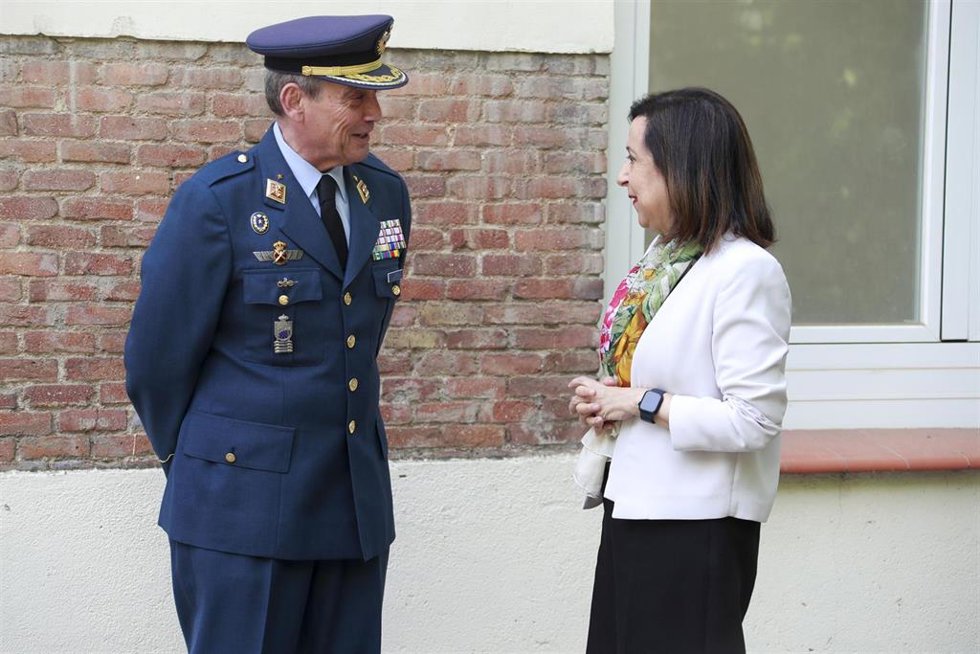 La ministra de Defensa, Margarita Robles, junto al Gran Canciller de la Orden de San Hermenegildo, general Miguel Ángel Villarroya