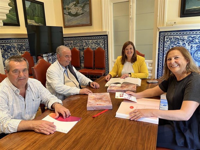 La alcaldesa y la concejala de Deportes con los representantes de la Federación de Fútbol de CyL.