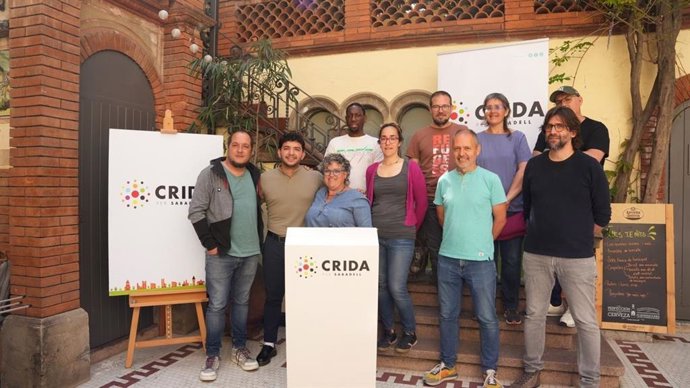 El exdiputado de la CUP en el Parlament David Fernndez junto con otros miembros de la candidatura de Crida per Sabadell