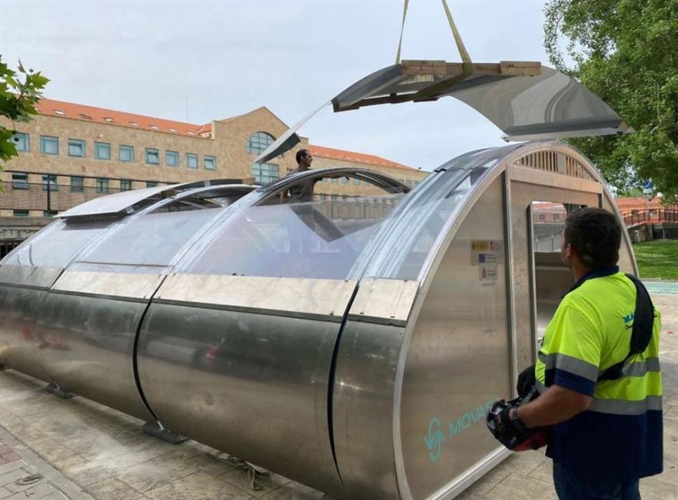 Instalación en el paseo Prado de la Magdalena del Parkibici retirado de la plaza de Juan Carlos I.