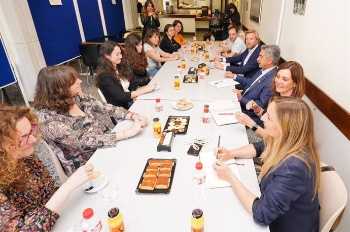 Encuentro de Miguel Ángel Revilla y Felipe Piña con mujeres científicas en la UC