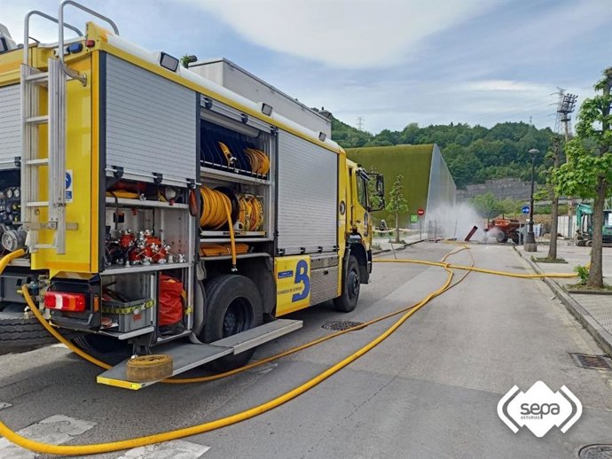 Los bomberos controlan una fuga de gas en la calle Jovellanos de La Felguera, en Langreo.