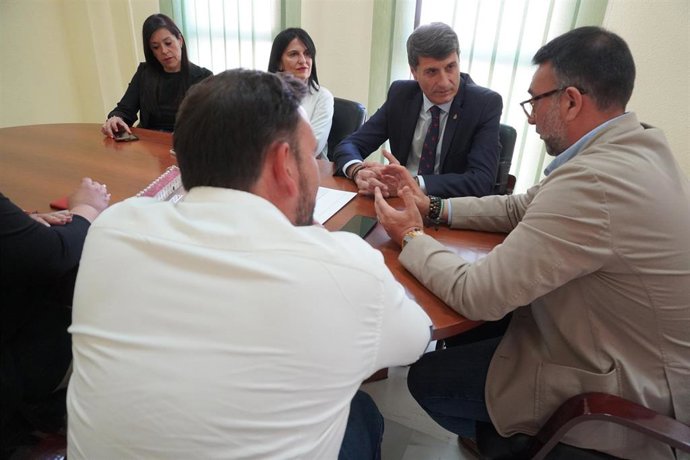 El delegado del Gobierno, Pedro Fernández, reunido con el alcalde de Vegas del Genil, Leandro Martín