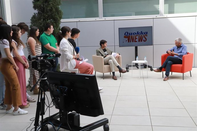 Estudiantes de la Loyola entrevistan a Modesto Barragán, director y presentador del programa 'Andalucía Directo' .