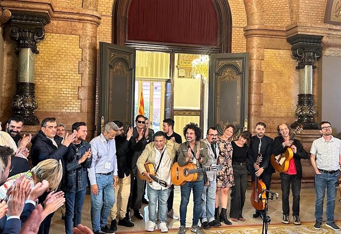 Pere Aragons, diputados y artistas celebran la aprobación en el Parlament