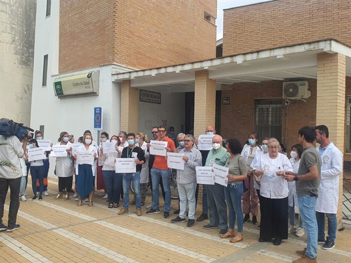 Concentración de la Junta de Personal de Atención Primaria en las puertas del centro de salud de Almonte (Huelva) en repulsa de la agresión a una auxiliar administrativo del centro.