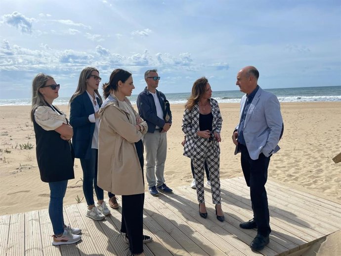 La consejera de Fomento, Articulación del Territorio y Vivienda, Rocío Díaz, durante su visita a la Almadraba de Nueva Umbría, en Lepe (Huelva).