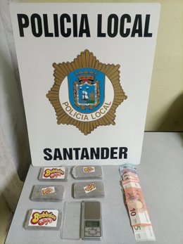 Hachís, dinero y la báscula incautados