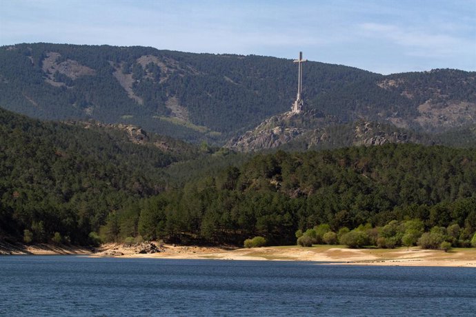 La cruz del Valle de Cuelgamuros desde el embalse de La Jarosa,  a 21 de abril de 2023, en Guadarrama, Madrid (España).  El Gobierno exhumará los restos del fundador de La Falange, José Antonio Primo de Rivera, de la basílica del Valle de Cuelgamuros, e