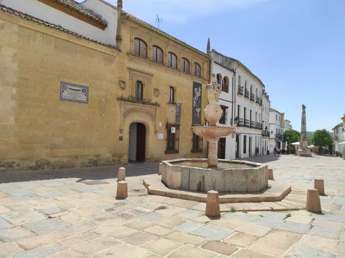 Archivo - Plaza del Potro, con su fuente central, en la que se han registrado los hechos.