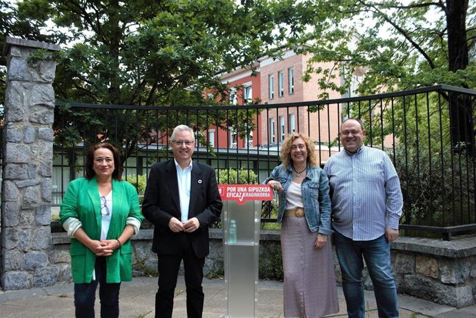 José Ignacio Asensio y candiatos socialistas en un acto en Lasarte-Oria