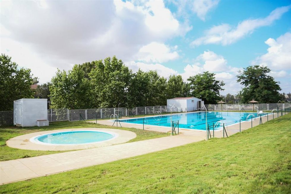 Archivo - La nueva piscina municipal de agua salada en el barrio emeritense de Las Abadías abrirá el próximo 18 de junio