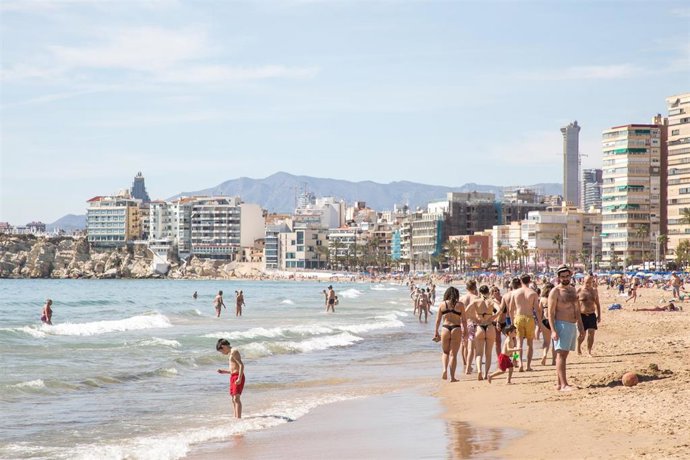 Archivo - Imagen de archivo de numerosas personas que toman el sol y se bañan en la playa de Poniente, en Benidorm.