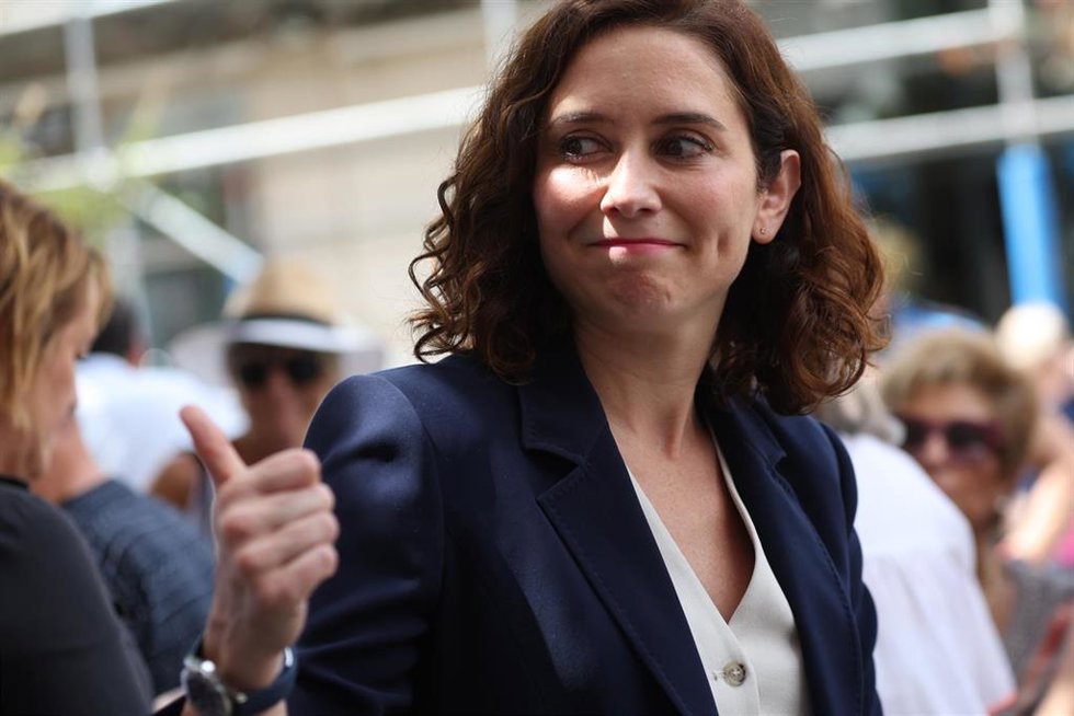 La presidenta de la Comunidad de Madrid y del PP de Madrid, Isabel Díaz Ayuso, a su llegada a en un almuerzo con afiliados y simpatizantes del partido en Aranjuez, a 3 de mayo de 2023, en Aranjuez, Madrid (España). 
