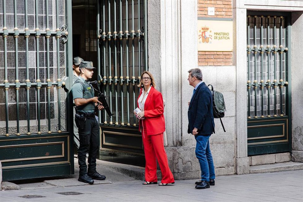 La portavoz de la UPF, Inés Herreros, y Edmundo Rodríguez, de Juezas y Jueces para la Democracia, a su llegada a una reunión de jueces y fiscales con el Ministerio de Justicia.