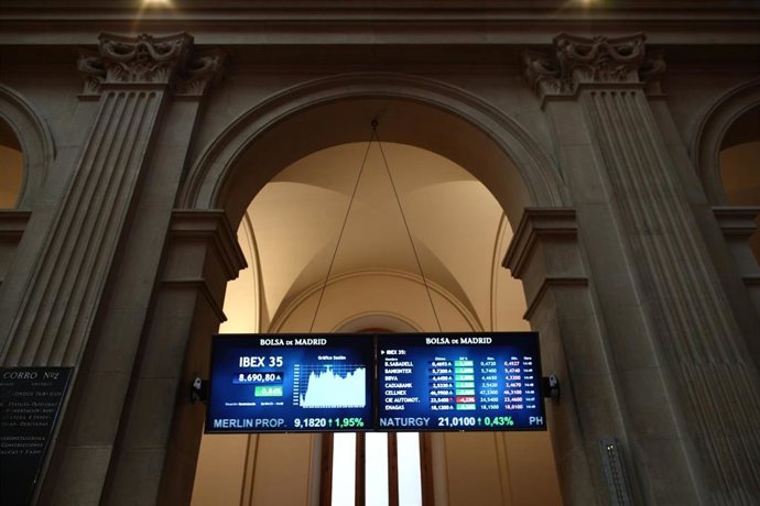Archivo - Valores del Ibex 35 en la Bolsa de Madrid, a 26 de abril de 2021. El operador de juego Codere alcanzó un acuerdo con un grupo significativo de sus acreedores, titulares de una mayoría de los bonos actualmente emitidos, por el cual estos inyect