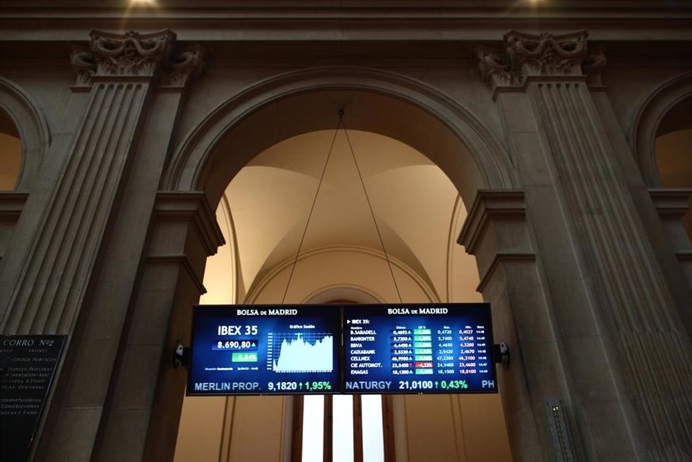Archivo - Valores del Ibex 35 en la Bolsa de Madrid, a 26 de abril de 2021. El operador de juego Codere alcanzó un acuerdo con un grupo significativo de sus acreedores, titulares de una mayoría de los bonos actualmente emitidos, por el cual estos inyect