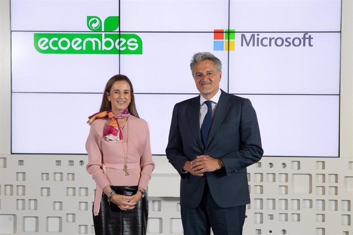 La CEO de Ecoembes, Rosa Trigo, y el presidente de Microsoft España, Alberto Granados, tras la firma del acuerdo entre ambas compañías