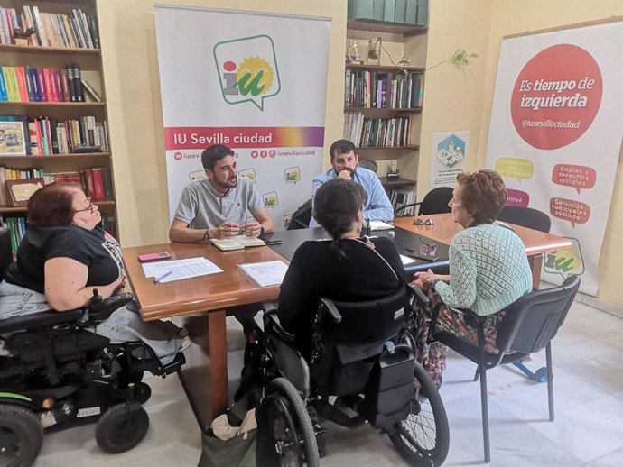 Los candidatos de Podemos-IU Ismael Sánchez y Silvio García reunidos con representantes de la asociación Eliminando Barreras.