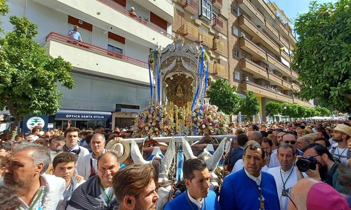 Archivo - El simpecado de la Hermandad de Huelva a su llegada a la Iglesia de la Concepción, en la calle Méndez Núñez, en su salida en la romería de El Rocío 2022.