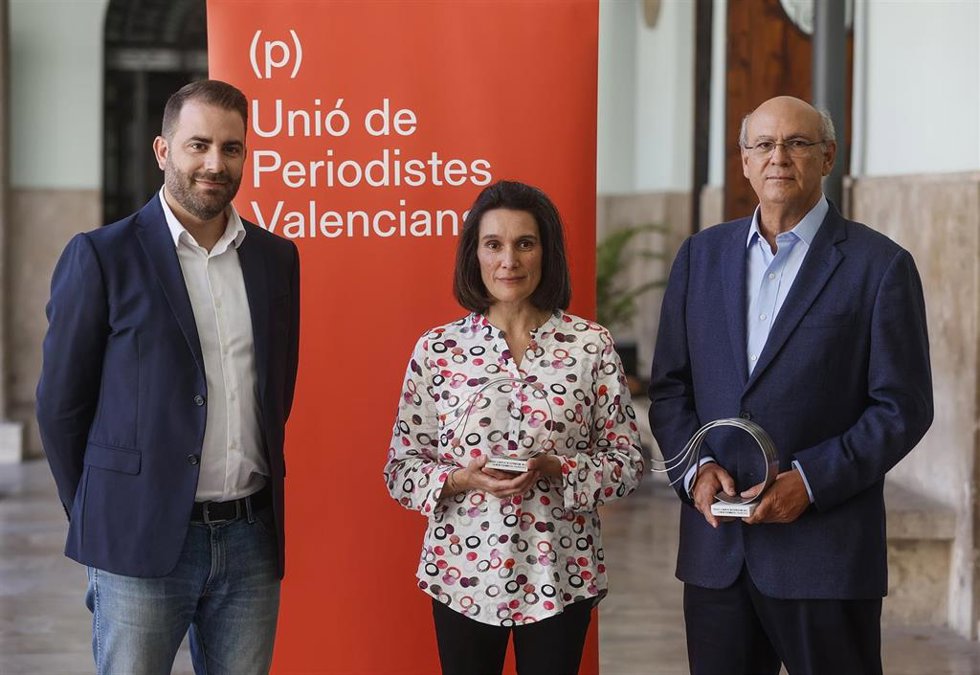 El Presidente De La Entidad, Vicent Marco(I); Carlos F. Chamorro (D) Periodista Nicaragüense  Y Oihana Goiriena (M) Pareja Del Periodista Pablo González.