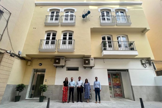 El alcalde de Adra visita unos nuevos apartamentos turísticos.