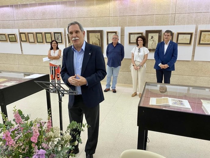 El delegado territorial de Desarrollo Educativo de la Junta, José Francisco Viso, en la inauguración del homenaje a Liébana y a la Revista Cántico en el IES Séneca.