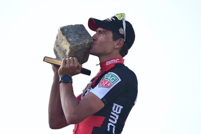 Archivo - Greg Van Avermaet con su trofeo de ganador de la París-Roubaix 2017