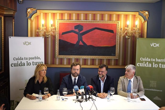 María Pérez, Iván Espinosa de los Monteros, Rafael Moreo y Nico Gutiérrez en la presentación de la lista de Vox en Getxo para elecciones municipales.