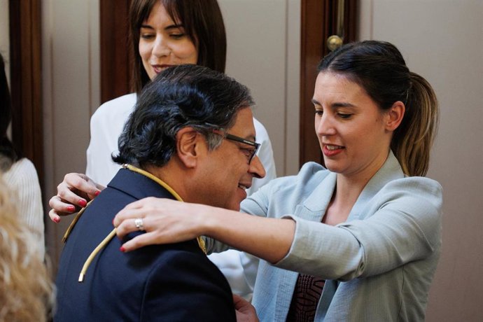 La ministra de Igualdad, Irene Montero, coloca la Medalla del Congreso y del Senado al presidente de la República de Colombia, Gustavo Francisco Petro Urrego, a su llegada al Congreso de los Diputados, a 3 de mayo de 2023, en Madrid (España). 