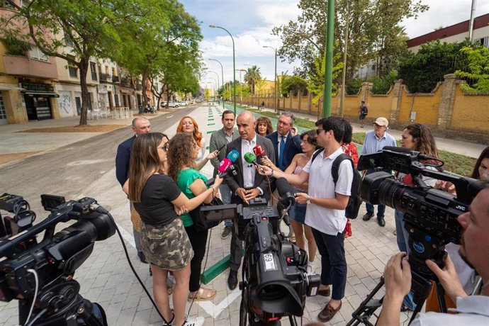 El alcalde de Sevilla, Antonio Muñoz, atiende a los medios de comunicación en la avenida de la Cruz Roja