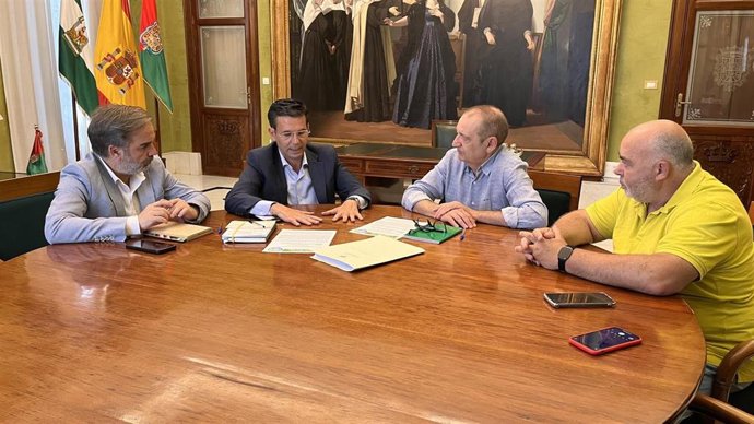 Reunión del alcalde de Granada, Francisco Cuenca, y representantes del colectivo 'Defendamos Otra Vez La Vega'