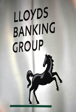 Archivo - Logo de Lloyds Banking Group en Londres.