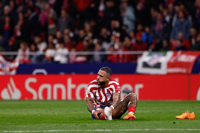 Archivo - Memphis Depay se queja durante un partido del Atlético de Madrid