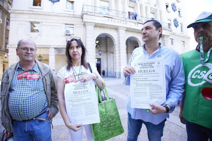 Varios trabajadores de la Administración de Justicia se concentran en la puerta de la Audiencia Provincial de Sevilla. Imagen de archivo.