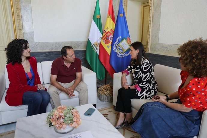 El presidente de Reporteros Sin Fronteras (RSF) España, Alfonso Bauluz, reunido con la alcaldesa de San Fernando, Patricia Cavada, y las vicedecanas del Colegio Profesional de Periodistas de Andalucía (CPPA), Lorena Mejías y Pepa Pacheco