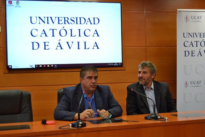 Firma de convenio entre la UCAV, con el director de la Escuela de Negocios Ávila Business School, Ricardo Reier, y el alcalde de la localidad madrileña, Juan Carlos Pérez.