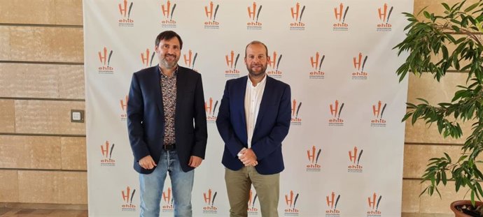 El conseller de Medio Ambiente y Territorio, Miquel Mir, y el director general de Residuos y Educación Ambiental, Sebasti Sansó