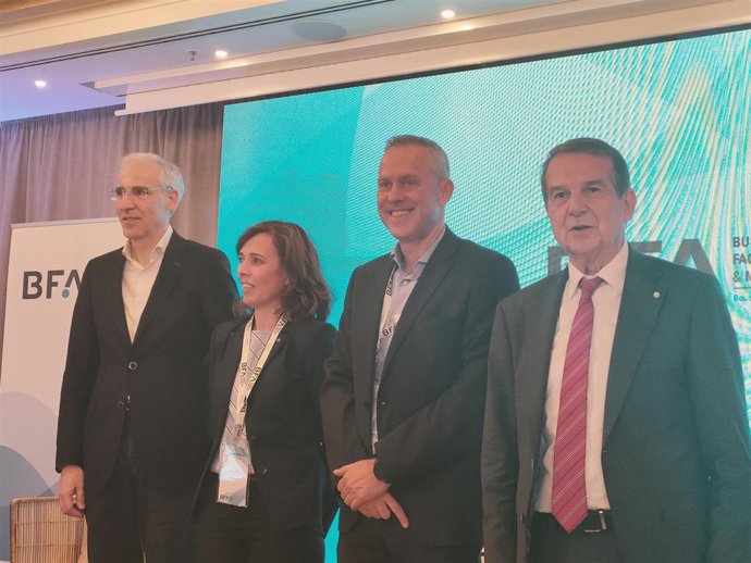 El vicepresidente primero de la Xunta, Francisco Conde; la presidenta de CEAGA, Patricia Moreira; el director de Stellantis Vigo, Ignacio Bueno; y el alcalde de Vigo, Abel Caballero.