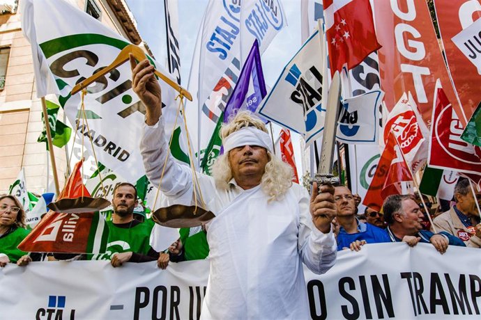 Manifestantes durante una protesta para reclamar una subida salarial, en la sede del Ministerio de Justicia, el pasado 19 de abril.