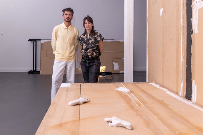 El comissari Savel Gavaldón i l'artista Alex Reynolds, en l'exposició del Caixaforum de Barcelona