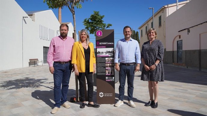 Miembros del Ayuntamiento de Marratxí, junto a uno de los nuevos paneles culturales del municipio.