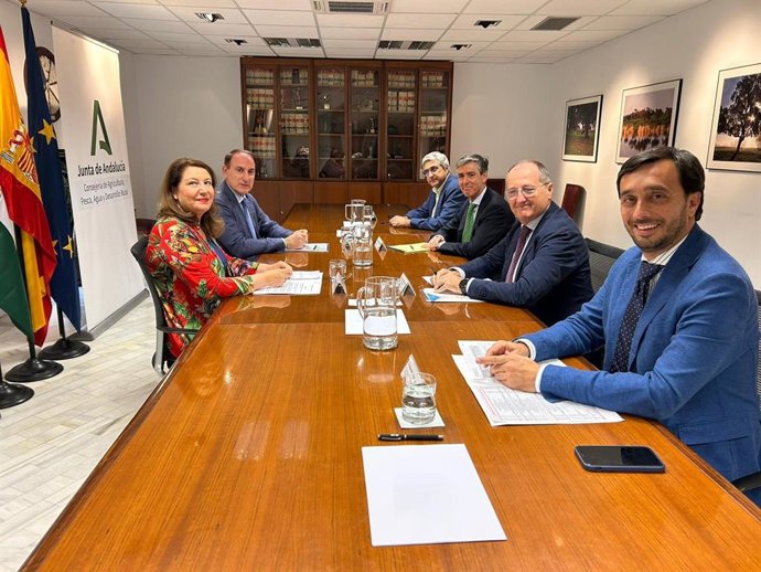 Reunión de la Consejera de Agricultura, Pesca, Agua y Desarrollo Rural, Carmen Crespo, con la Confederación de Empresarios de Andalucía (CEA).
